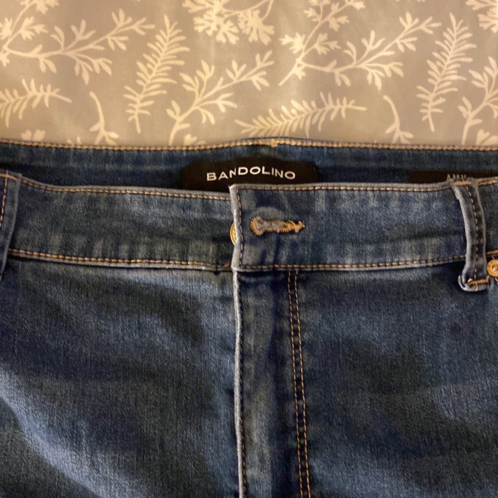 Never worn Bandolino Amy light wash jeans